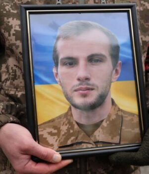 Нестерпний-біль:-у-Луцьку-провели-в-останню-дорогу-22-річного-Героя-Богдана-Чепелу