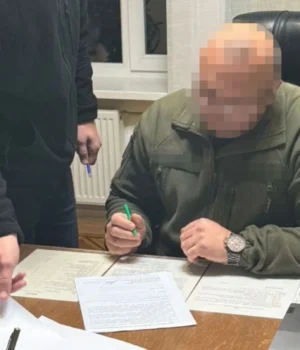 Вимагав-10%-"відкатів"-за-угоди:-ДБР-затримала-во.-директора-виправного-закладу