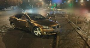 У Луцьку на великій швидкості водій зніс паркан на Соборності: опублікували відео аварії У-Луцьку-на-великій-швидкості-водій-зніс-паркан-на-Соборності:-опублікували-відео-аварії