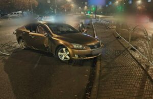 У Луцьку на великій швидкості водій зніс паркан на Соборності: опублікували відео аварії У-Луцьку-на-великій-швидкості-водій-зніс-паркан-на-Соборності:-опублікували-відео-аварії