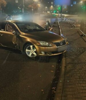 У-Луцьку-на-великій-швидкості-водій-зніс-паркан-на-Соборності:-опублікували-відео-аварії