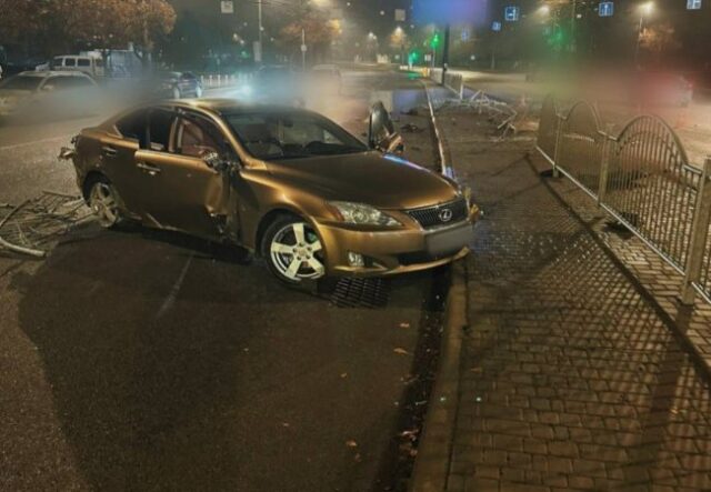 У Луцьку на великій швидкості водій зніс паркан на Соборності: опублікували відео аварії У-Луцьку-на-великій-швидкості-водій-зніс-паркан-на-Соборності:-опублікували-відео-аварії