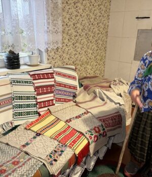 «Ткала,-вишивала-–-світу-не-бачила-за-роботою»:-87-річна-волинянка-зберігає-у-скрині-«клунок-на. «Ткала,-вишивала-–-світу-не-бачила-за-роботою»:-87-річна-волинянка-зберігає-у-скрині-«клунок-на.