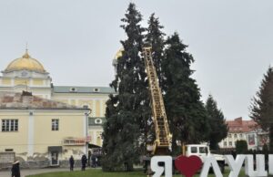 На Театральному майдані Луцька почали прикрашати ялинки На-Театральному-майдані-Луцька-почали-прикрашати-ялинки
