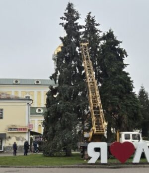 На-Театральному-майдані-Луцька-почали-прикрашати-ялинки