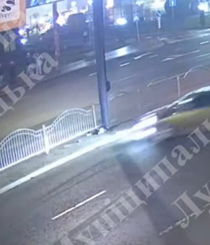 Рухався-з-шаленою-швидкістю:-показали-момент-аварії-на-Соборності-в-Луцьку Рухався-з-шаленою-швидкістю:-показали-момент-аварії-на-Соборності-в-Луцьку