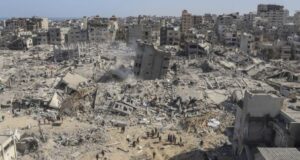 Розкіш та руїни: iPhone 17 Pro Max за $2200 заполонили Газу на тлі нестачі базових... Розкіш-та-руїни:-iphone-17-pro-max-за-$2200-заполонили-Газу-на-тлі-нестачі-базових.