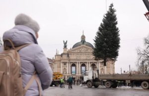 У Львові почали встановлювати новорічну ялинку: якою вона буде цьогоріч У-Львові-почали-встановлювати-новорічну-ялинку:-якою-вона-буде-цьогоріч