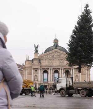 У-Львові-почали-встановлювати-новорічну-ялинку:-якою-вона-буде-цьогоріч