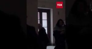 Блюзнірство над зaгuблuмu! Ялинка та веселі хороводи в Маріуполі біля драмтеатру! (ВІДЕО) Блюзнірство над зaгuблuмu! Ялинка та веселі хороводи в Маріуполі біля драмтеатру! (ВІДЕО)