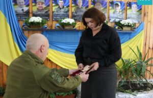 Орден загиблого воїна з Волині вручили його дружині. ФОТО Орден-загиблого-воїна-з-Волині-вручили-його-дружині.-ФОТО