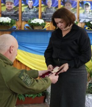 Орден-загиблого-воїна-з-Волині-вручили-його-дружині.-ФОТО
