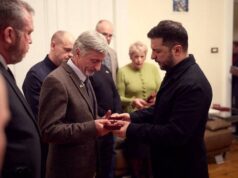 Зеленський у Дубліні вручив нагороди родинам ірландських військових, які загинули за Україну (фото) Зеленський-у-Дубліні-вручив-нагороди-родинам-ірландських-військових,-які-загинули-за-Україну-(фото)