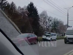 У Луцьку на Дубнівській Kia влетів у припарковане авто, постраждала жінка У-Луцьку-на-Дубнівській-kia-влетів-у-припарковане-авто,-постраждала-жінка