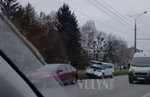 У Луцьку на Дубнівській Kia влетів у припарковане авто, постраждала жінка У-Луцьку-на-Дубнівській-kia-влетів-у-припарковане-авто,-постраждала-жінка