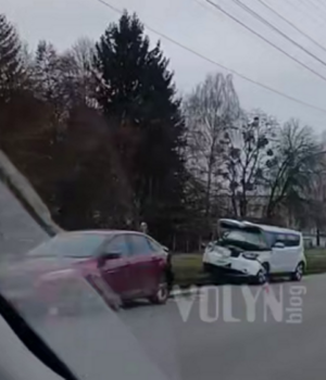 У-Луцьку-на-Дубнівській-kia-влетів-у-припарковане-авто,-постраждала-жінка У-Луцьку-на-Дубнівській-kia-влетів-у-припарковане-авто,-постраждала-жінка