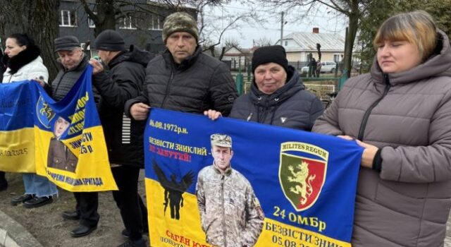 В селищі на Волині рідні полонених і зниклих безвісти вийшли на акцію підтримки В-селищі-на-Волині-рідні-полонених-і-зниклих-безвісти-вийшли-на-акцію-підтримки