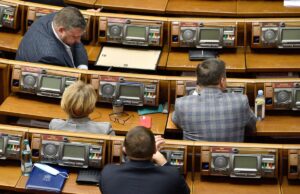 Депутати втричі збільшилі собі виплати Депутати-втричі-збільшилі-собі-виплати