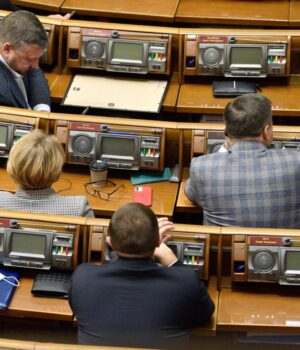 Депутати-втричі-збільшилі-собі-виплати