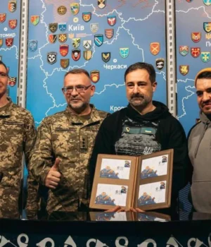 Укрпошта-випустила-нову-марку-"Сила-у-вогні"-до-Дня-ракетних-військ-та-артилерії-ЗСУ:-автор. Укрпошта-випустила-нову-марку-"Сила-у-вогні"-до-Дня-ракетних-військ-та-артилерії-ЗСУ:-автор.