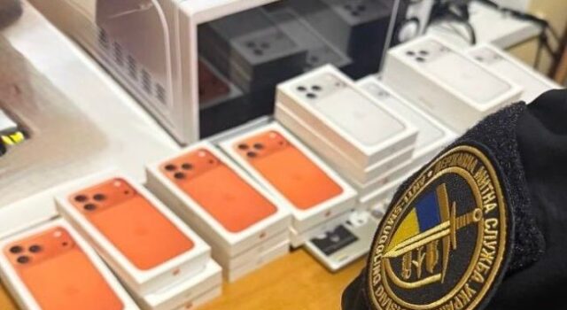 Волинянка через «Устилуг» намагалась незаконно ввезти в Україну 23 айфони на понад мільйон гривень Волинянка-через-«Устилуг»-намагалась-незаконно-ввезти-в-Україну-23-айфони-на-понад-мільйон-гривень