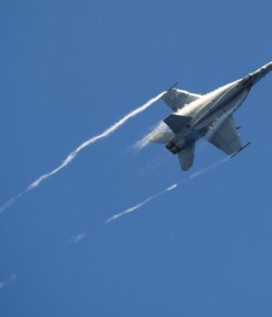 Корабель-ВМС-США-помилково-відкрив-вогонь-по-американських-винищувачах,-–-bi