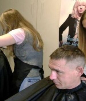 У-луцькому-шпиталі-перукарки-безплатно-стрижуть-військових