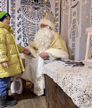 Цікаві-розваги-та-зустріч-із-Миколаєм:-у-Нововолинську-облаштували-різдвяне-містечко