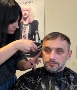 Перукарки-безплатно-стрижуть-військових-та-ветеранів,-які-лікуються-у-луцькому-госпіталі