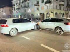 У Луцьку на перехресті вулиці Шопена та проспекту Волі «поцілувались» дві автівки У-Луцьку-на-перехресті-вулиці-Шопена-та-проспекту-Волі-«поцілувались»-дві-автівки