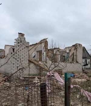 Кіт-заснув-на уламках-будинку,-де російський-дрон-вбив-12-річного-хлопчика-(фото)