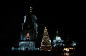 У Києві відкрили головну ялинку країни: як вона виглядає У-Києві-відкрили-головну-ялинку-країни:-як-вона-виглядає