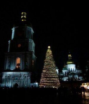 У-Києві-відкрили-головну-ялинку-країни:-як-вона-виглядає