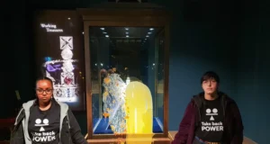 У лондонському Тауері активісти закидали їжею вітрину з королівськими коштовностями У-лондонському-Тауері-активісти-закидали-їжею-вітрину-з-королівськими-коштовностями