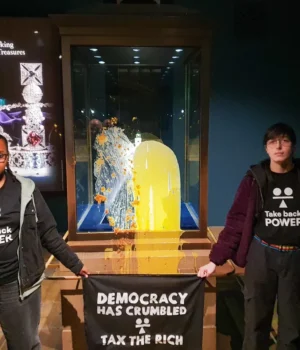 У-лондонському-Тауері-активісти-закидали-їжею-вітрину-з-королівськими-коштовностями