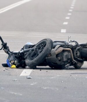 На-Волині-підліток-на-мотоциклі-влаштував-ДТП-з-двома-автівками.-Як-суд-покарав-маму-хлопця На-Волині-підліток-на-мотоциклі-влаштував-ДТП-з-двома-автівками.-Як-суд-покарав-маму-хлопця