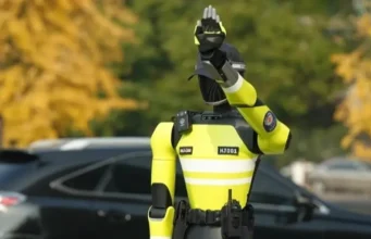 Робот-поліцейський заступив на службу в китайській провінції Чжецзян Робот-поліцейський-заступив-на-службу-в-китайській-провінції-Чжецзян