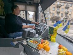 У луцькій маршрутці водій частує пасажирів фруктами, горіхами та цукерками У-луцькій-маршрутці-водій-частує-пасажирів-фруктами,-горіхами-та-цукерками