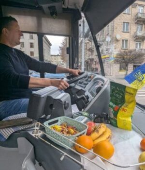 У-луцькій-маршрутці-водій-частує-пасажирів-фруктами,-горіхами-та-цукерками У-луцькій-маршрутці-водій-частує-пасажирів-фруктами,-горіхами-та-цукерками