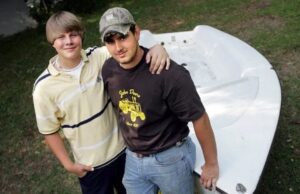 Тиждень в морі: підлітки з’їли понад 100 медуз, рятуючись від голоду (фото) Тиждень-в морі:-підлітки-з’їли-понад-100 медуз,-рятуючись-від-голоду-(фото)