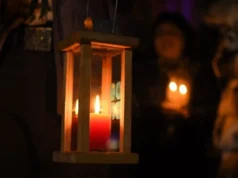 Вифлеємський вогонь миру привезли до Києва Вифлеємський вогонь миру привезли до Києва