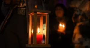 Вифлеємський вогонь миру привезли до Києва Вифлеємський вогонь миру привезли до Києва