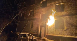 Ворожий БпЛА вибухнув біля багатоповерхівки в Чернігові, є поранені Ворожий-БпЛА-вибухнув-біля-багатоповерхівки-в-Чернігові,-є-поранені