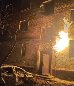 Ворожий-БпЛА-вибухнув-біля-багатоповерхівки-в-Чернігові,-є-поранені Ворожий-БпЛА-вибухнув-біля-багатоповерхівки-в-Чернігові,-є-поранені