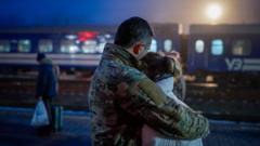 “Дає надію, що потяги ще їдуть”. Як дружини і дівчата їдуть на фронт до коханих “Дає-надію,-що-потяги-ще-їдуть”.-Як-дружини-і-дівчата-їдуть-на-фронт-до-коханих