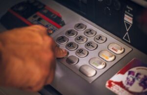 У Польщі підвищать комісію за зняття готівки у банкоматах: коли і наскільки У Польщі-підвищать-комісію-за зняття-готівки-у банкоматах:-коли-і наскільки