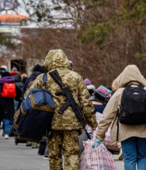 Через-російські-обстріли-за-6-тижнів-осені-з-України-виїхало-майже-стільки-ж-людей,-як. Через-російські-обстріли-за-6-тижнів-осені-з-України-виїхало-майже-стільки-ж-людей,-як.