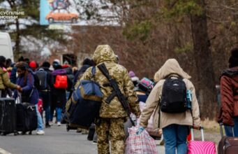 Через російські обстріли за 6 тижнів осені з України виїхало майже стільки ж людей, як... Через-російські-обстріли-за-6-тижнів-осені-з-України-виїхало-майже-стільки-ж-людей,-як.