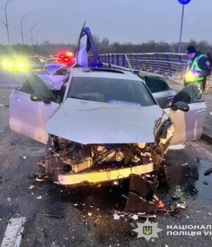 Перекрито-рух-від-мосту-Метро:-в Києві-сталася-масштабна-ДТП Перекрито-рух-від-мосту-Метро:-в Києві-сталася-масштабна-ДТП