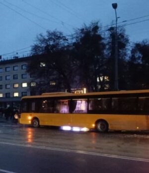 У-центрі-Луцька-зіткнулися-дві-маршрутки У-центрі-Луцька-зіткнулися-дві-маршрутки